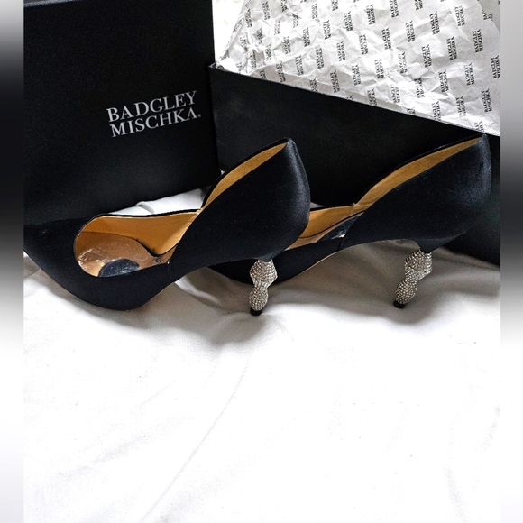 Badgley Mischka Satin Pumps 8.5 rhinestone heel - Picture 1 of 15